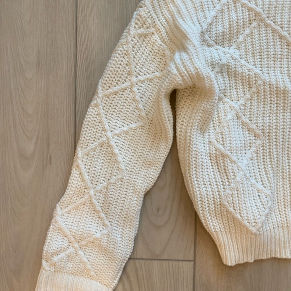 White Crop Sweater-Geometric Stitching - Picture 5 of 5